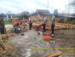 Personel Polsek Way Bungur Bersama Warga Taman Negeri Laksanakan Gotong Royong Bangun Rumah Warga