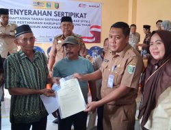 Pembagian PTSL dan PBB di Balai Desa Sukadana