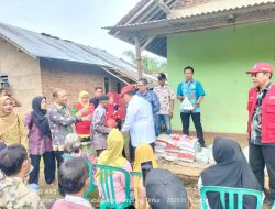 KETUA PMI LAMPUNG TIMUR SALURKAN BANTUAN UNTUK KORBAN ANGIN PUTING BELIUNG