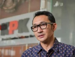 Komisi Pemberantasan Korupsi (KPK) Menyita Sejumlah Uang Tunai Dalam OTT Bupati Cilacap.