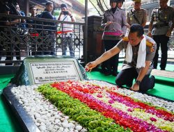 Jelang Hari Bhayangkara ke-80, Kapolri Ziarah ke Makam Gus Dur di Jombang