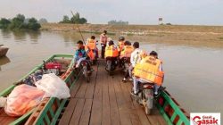 Demi Keselamatan Pelajar, Polsek Way Bungur Rutin Dampingi Penyeberangan Sungai Setiap Hari