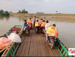 Demi Keselamatan Pelajar, Polsek Way Bungur Rutin Dampingi Penyeberangan Sungai Setiap Hari